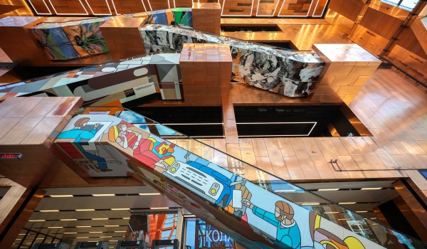 Граффити российских художников украсили эскалаторы нового выставочного центра «Коллекция»