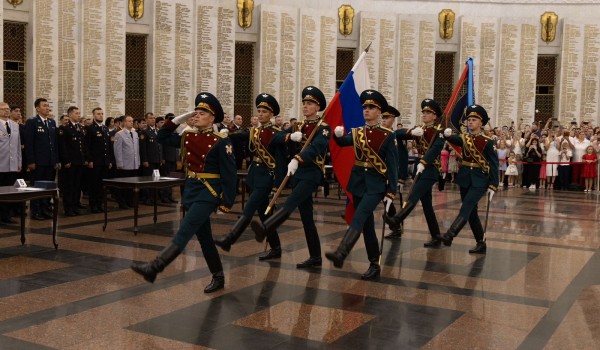 Дипломы выпускникам Академии управления МВД России вручили в Музее Победы