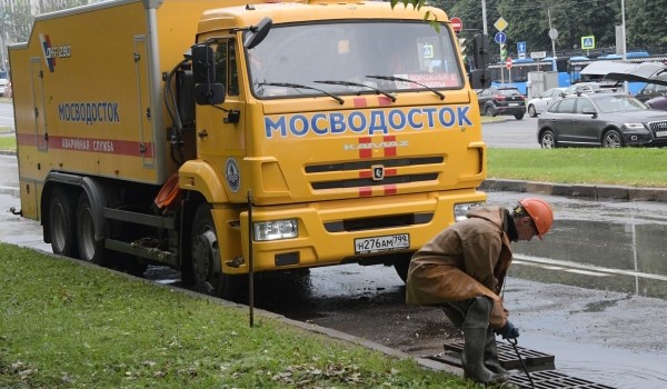 Почти 300 единиц техники Мосводостока дежурит на улицах столицы из-за непогоды