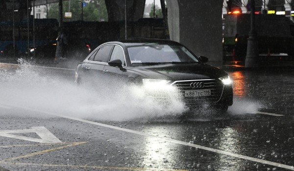 Жителям столицы рекомендовали соблюдать дистанцию и скоростной режим на дорогах из-за дождя