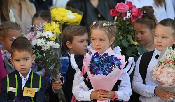 Набор школьной одежды к 1 сентября на маркетплейсах в столице стоит не менее 4,5-8,5 тыс. руб.