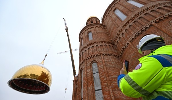 Витражи появятся в храме Трех Святителей на улице Мосфильмовской