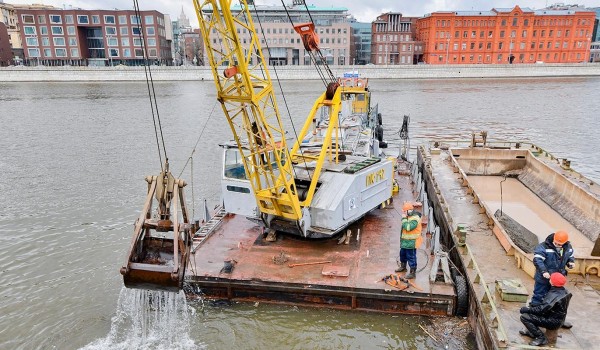 Более 600 тонн мусора собрал коммунальный флот с водной акватории столицы в период навигации в этом году