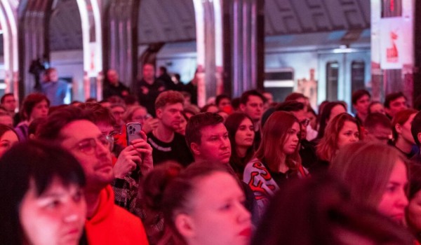 Акция «Чтения Победы» прошла на станции метро «Маяковская»