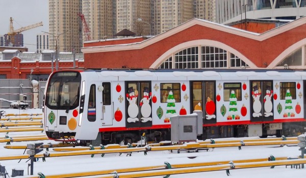 Новогодний поезд вышел на Кольцевую линию московского метро