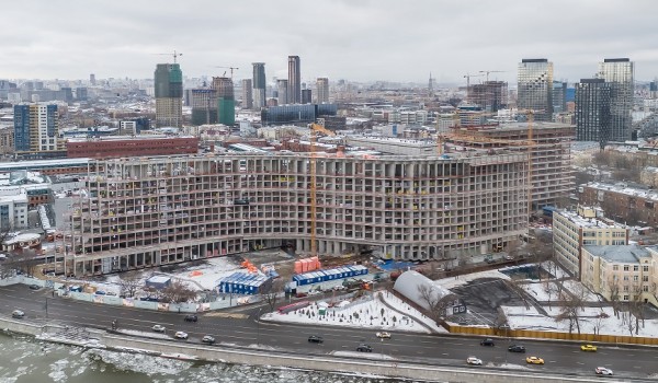 В Даниловском районе Москвы достроили монолит жилого дома в форме волны.