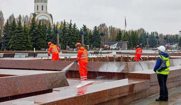 Специалисты начали промывать фонтанный комплекс на Поклонной горе