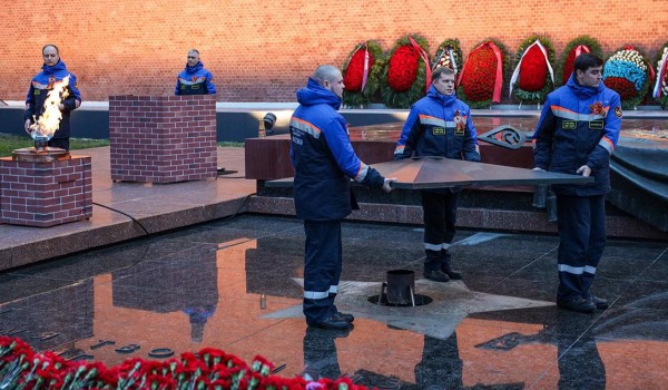 Собянин: На Могиле Неизвестного Солдата в Александровском саду прошла предпраздничная профилактика Вечного огня