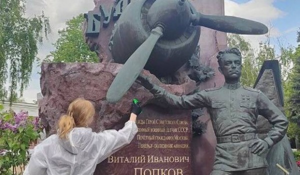 Волонтеры Мосгорнаследия привели в порядок городские объекты ко Дню Победы