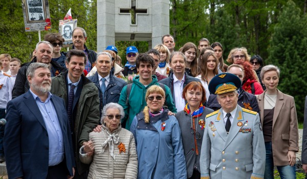 Около Музея Победы посадили дуб в память об испанских добровольцах