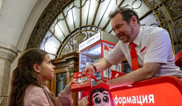 Более 40 тыс. наборов с сувенирами раздали детям сотрудники стоек «Живое общение» в честь юбилея метро