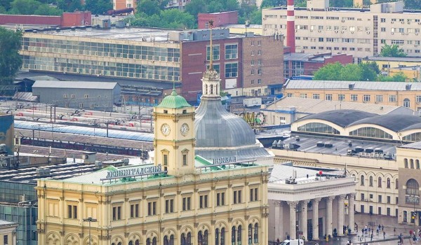 Специалисты приступили к обновлению кровли Ленинградского вокзала