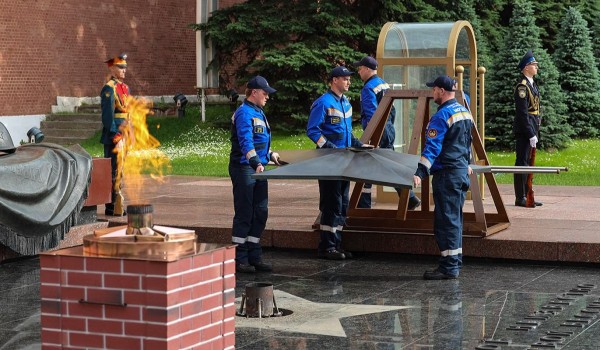 Победители патриотического конкурса приняли участие в торжественной профилактике Вечного огня в Александровском саду