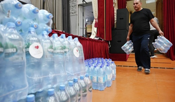 Бездомным в столице начали раздавать воду из-за жары