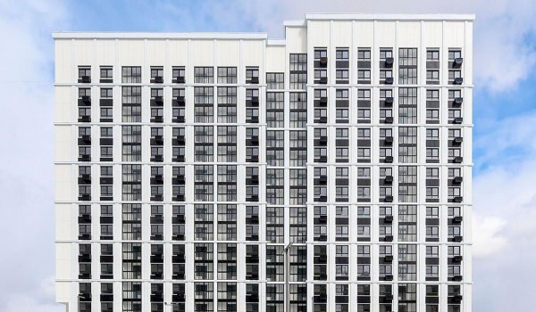 Около 250 москвичей оформили документы на новые квартиры в доме на Волочаевской улице