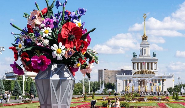 Новый арт-объект «Главный букет страны» появился на ВДНХ