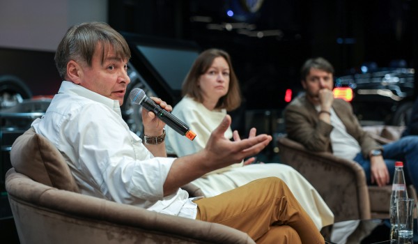 Фото с пресс-конференции ВДНХ «О проведении на ВДНХ автофестиваля “ПроДвижение”»