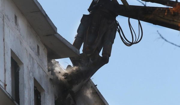 Ветхое здание демонтировали в районе Богородское
