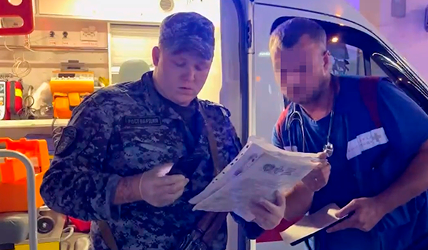 Сотрудники Росгвардии пришли на помощь пенсионеру, внезапно потерявшему сознание в кафе на востоке столицы