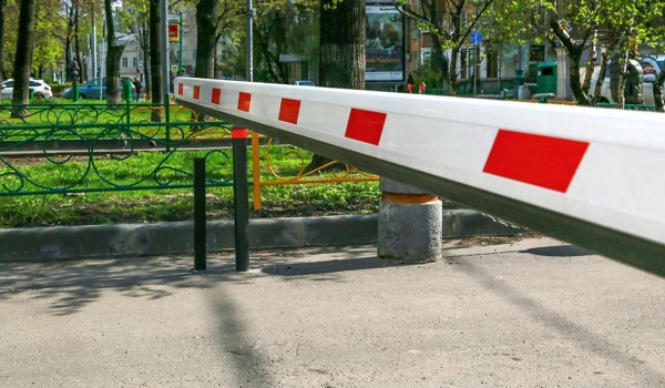 Москвичи могут бесплатно установить шлагбаум во дворе с помощью платформы «Электронный дом»