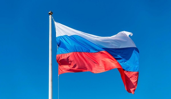 Праздничные плакаты и флаги украсят Москву в честь Дня Государственного флага РФ