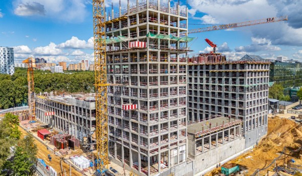 Фасадные работы начались в жилом комплексе на Верейской улице