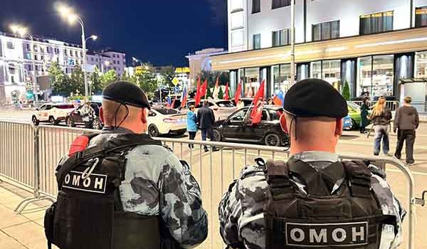 Столичные росгвардейцы обеспечили безопасность автопробега ко Дню государственного флага