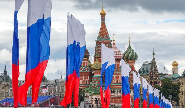 Украшение Москвы ко Дню Государственного флага России