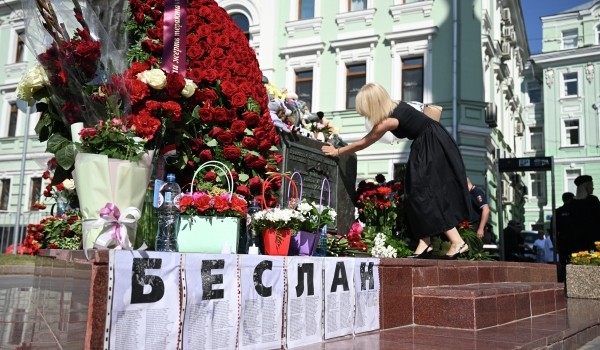 Траурное мероприятие прошло в столице у памятника жертвам трагедии в Беслане