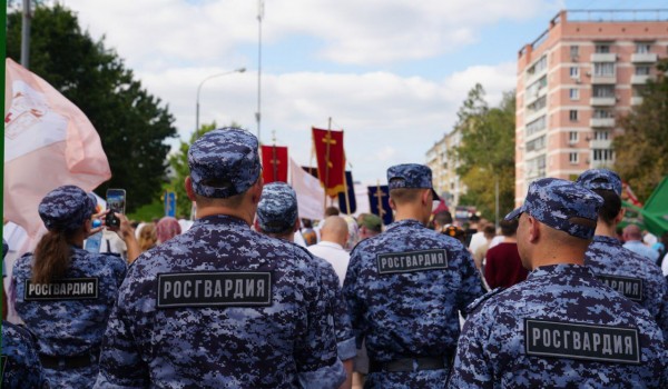 Сотрудники Росгвардии приняли участие в общегородском крестном ходе в Москве