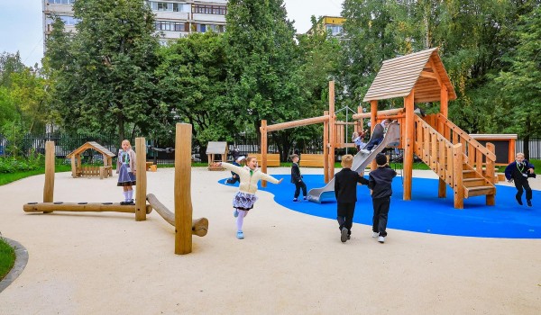 Собянин: Пришкольные территории благоустроили в рамках программы «Моя школа»