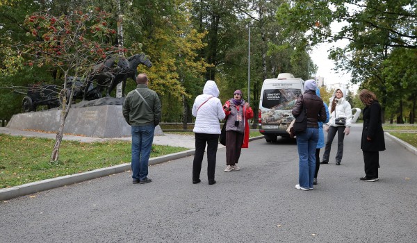 Гиды Музея Победы познакомили москвичей с памятниками и мемориалами на Поклонной горе