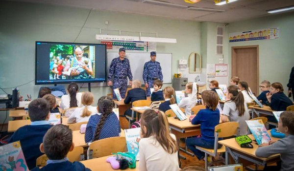 Росгвардейцы провели урок мужества для столичных гимназистов