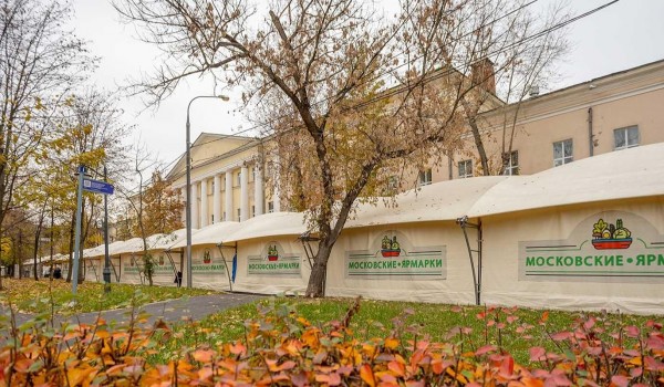 Участница московской ярмарки в центре столицы помогает бойцам СВО