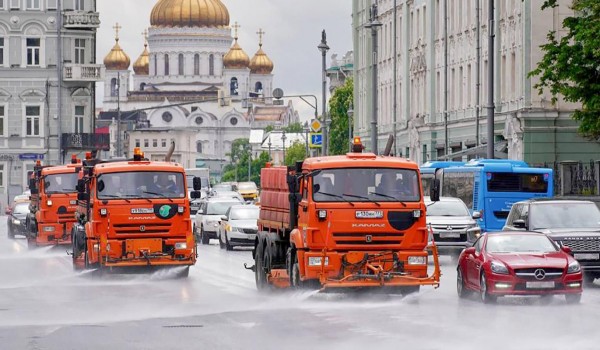 Дороги и тротуары промыли в Москве перед зимой