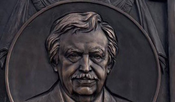 Мемориальная доска общественному деятелю Альберту Лиханову появилась в столице