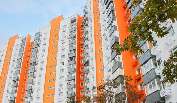 Фасады трех жилых домов обновляют на Пятницком шоссе