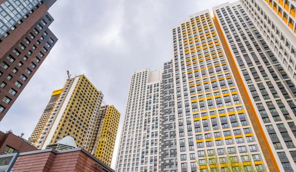 Около 6,3 тыс. москвичей в ЦАО оформили договоры на квартиры в новостройках по реновации