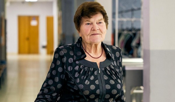 Мэр Москвы поздравил учителя школы № 1352 Нину Иванову с 90-летием