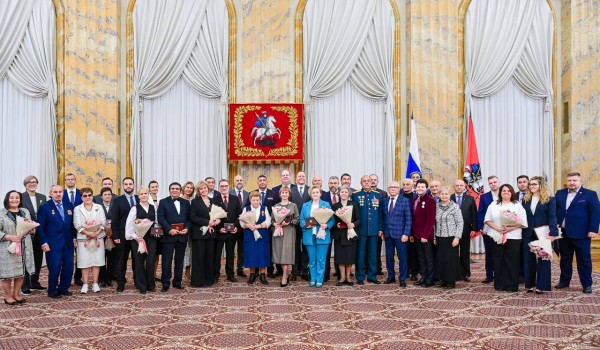 Собянин наградил заслуженных москвичей накануне Дня народного единства