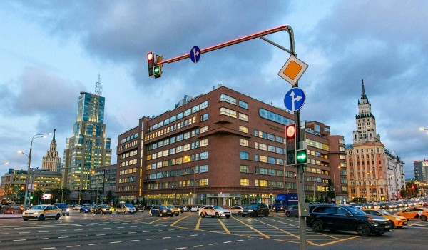 Подсветка на опорах светофоров в этом году появилась по 37 адресам