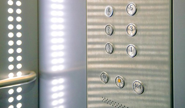 Более 3,5 тыс. лифтов заменили в Москве в этом году в рамках программы капремонта