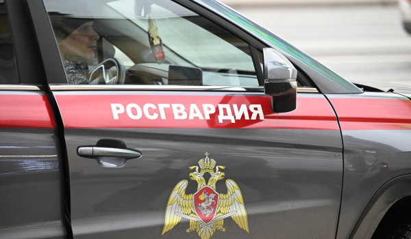 Московские росгвардейцы оказали помощь пострадавшему при падении с электровелосипеда курьеру