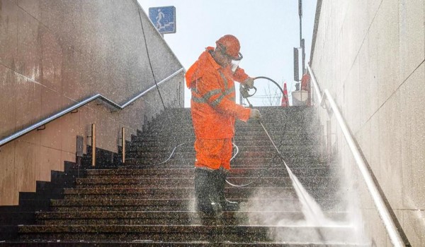 Пешеходные переходы Москвы промыли перед зимой