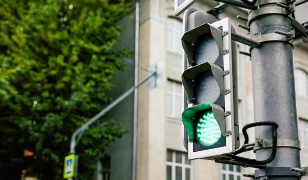 Малые дублирующие светофоры продолжают устанавливать для безопасности на дорогах в Москве