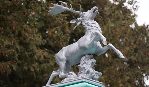 Скульптуры бегущих оленей снова украшают парадный въезд усадьбы Валуево