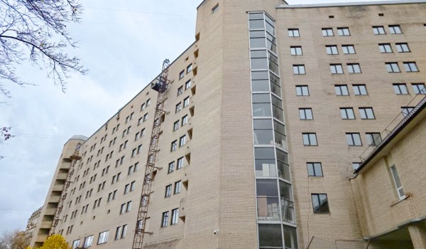 Остекление ремонтируемого здания Финансового университета при Правительстве РФ завершается в городе