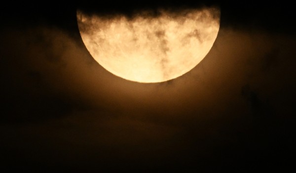 Москвичи вечером смогут увидеть самое большое в этом году суперлуние