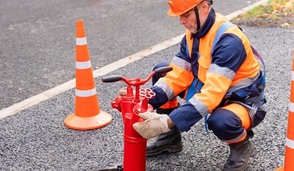 Осеннюю проверку пожарных гидрантов завершили в Москве