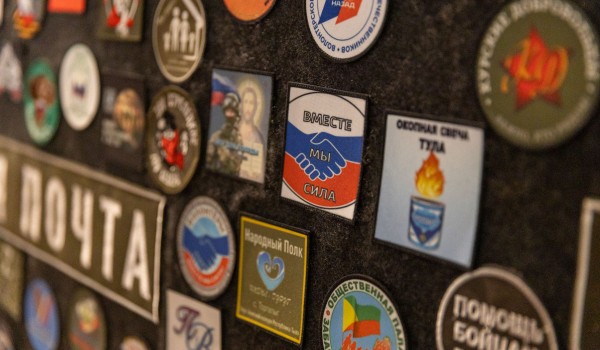 Представители Народного фронта передали шевронницу от сообщества народных полков в Музей Победы